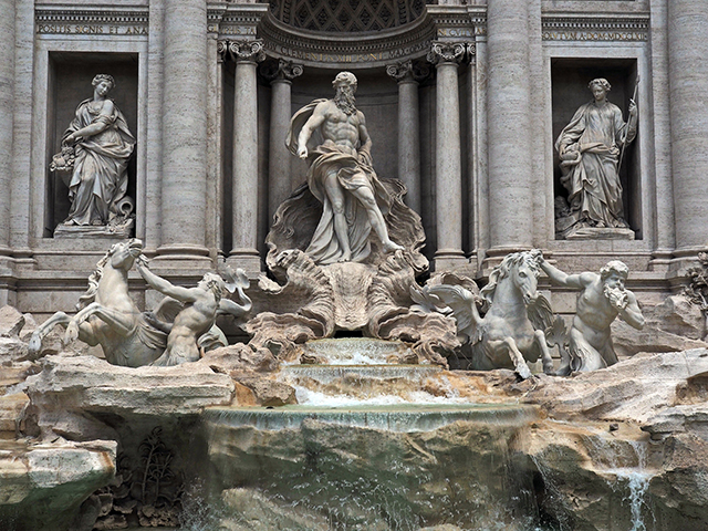 Obra barroca do escultor romano Nicola Salvi, baseada em projeto do napolitano Bernini, a Fontana di Trevi foi inaugurada em 1735. 
