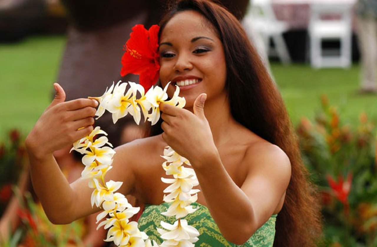 Além do Ocidente, guirlandas aparecem em diversas culturas: na Índia, são feitas de flores para honrar deuses e convidados; no Havaí, simbolizam amizade e hospitalidade. Cada tradição adapta o círculo ornamental ao seu contexto, reforçando valores locais.