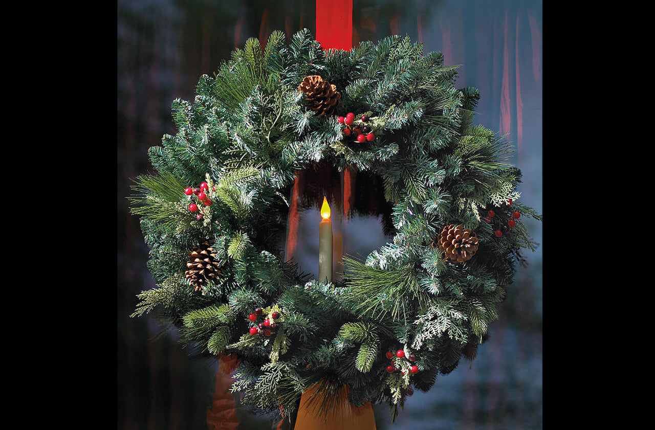 Com a expansão do cristianismo, guirlandas foram incorporadas às festas religiosas, ganhando novos significados. Passaram a simbolizar esperança, fé e a vitória da vida sobre a morte. No Advento, guirlandas com velas marcaram a preparação espiritual para o Natal.