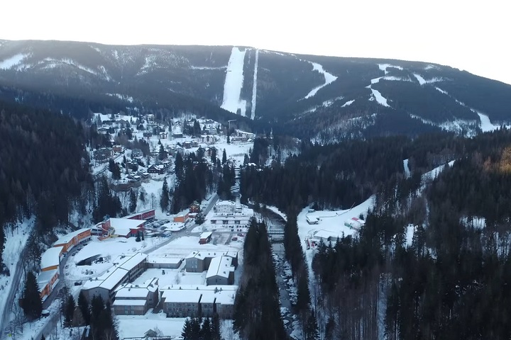 Além disso, a cidade tcheca serve como ponto de partida para quem deseja explorar as trilhas e estações de esqui das montanhas Krkonoše.