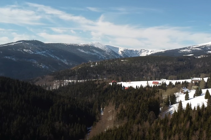 Dois alpinistas que exploravam uma montanha na região de Podkrkonosí, na República Tcheca, fizeram uma descoberta surpreendente.