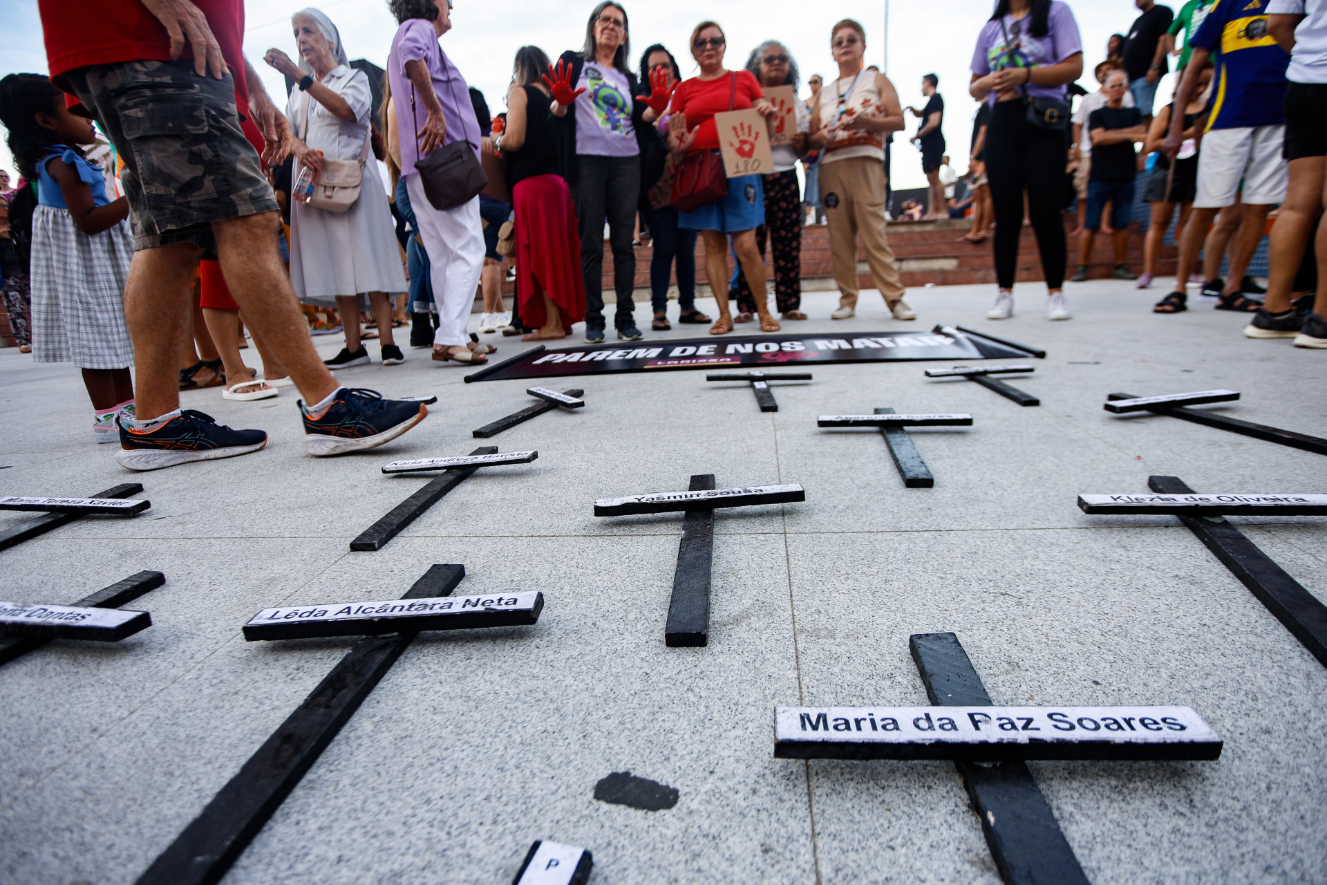 Ato Levante Mulheres Vivas, na Praia de Iracema, em Fortaleza (Foto: DANIEL GALBER/ESPECIAL PARA O POVO)