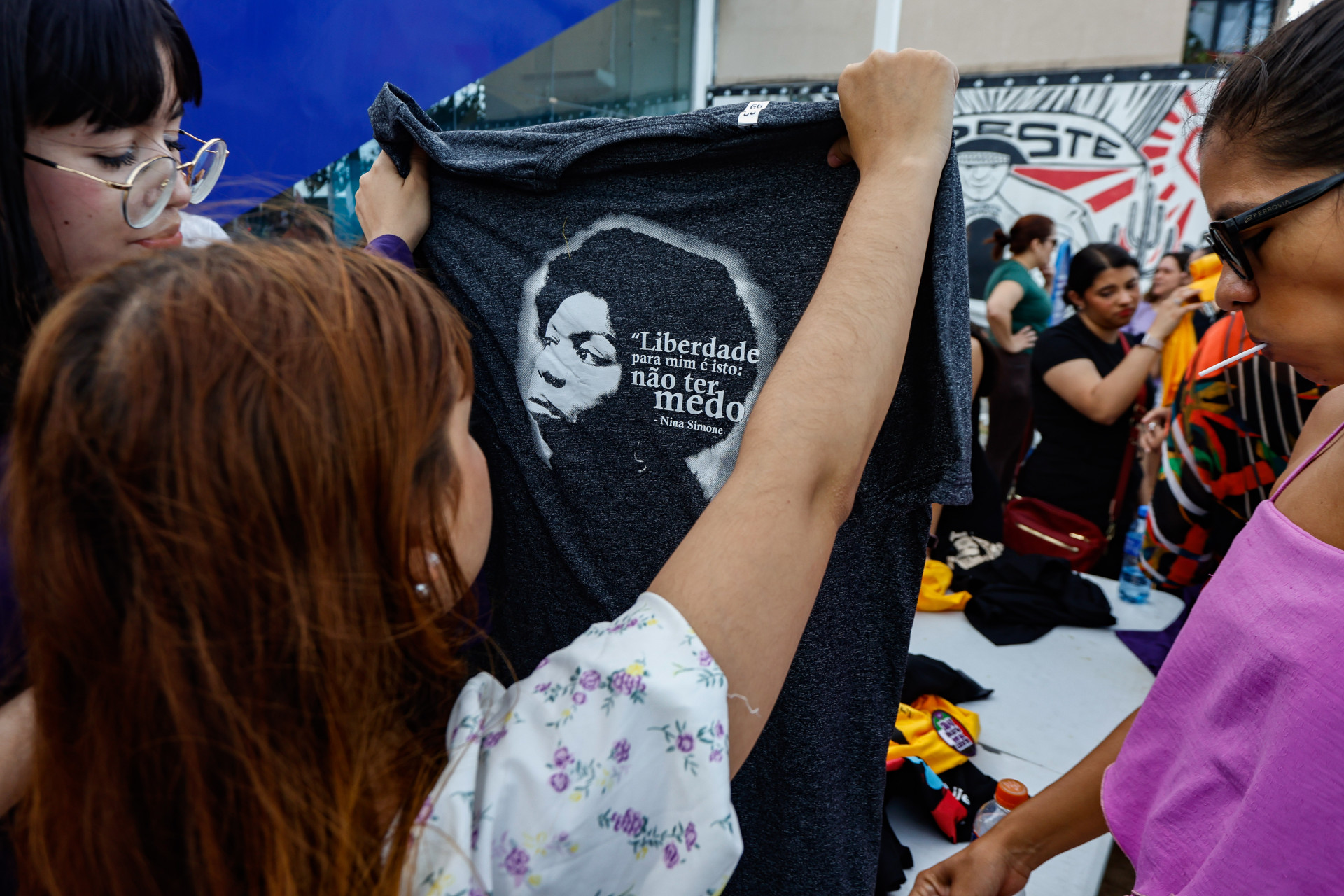 Imagem ilustrativa de apoio. Protesto contra feminic&iacute;dos no dia 7 de dezembro, na Praia de Iracema, em Fortaleza (Foto: DANIEL GALBER/ESPECIAL PARA O POVO)