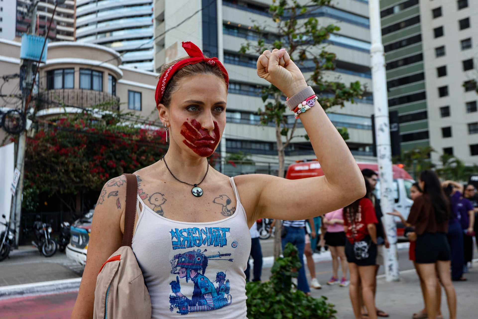 ￼DANIELLA Gesser foi à Praia de Iracema protestar contra os feminicidas durante o Levante Mulheres Vivas (Foto: DANIEL GALBER/ESPECIAL PARA O POVO)