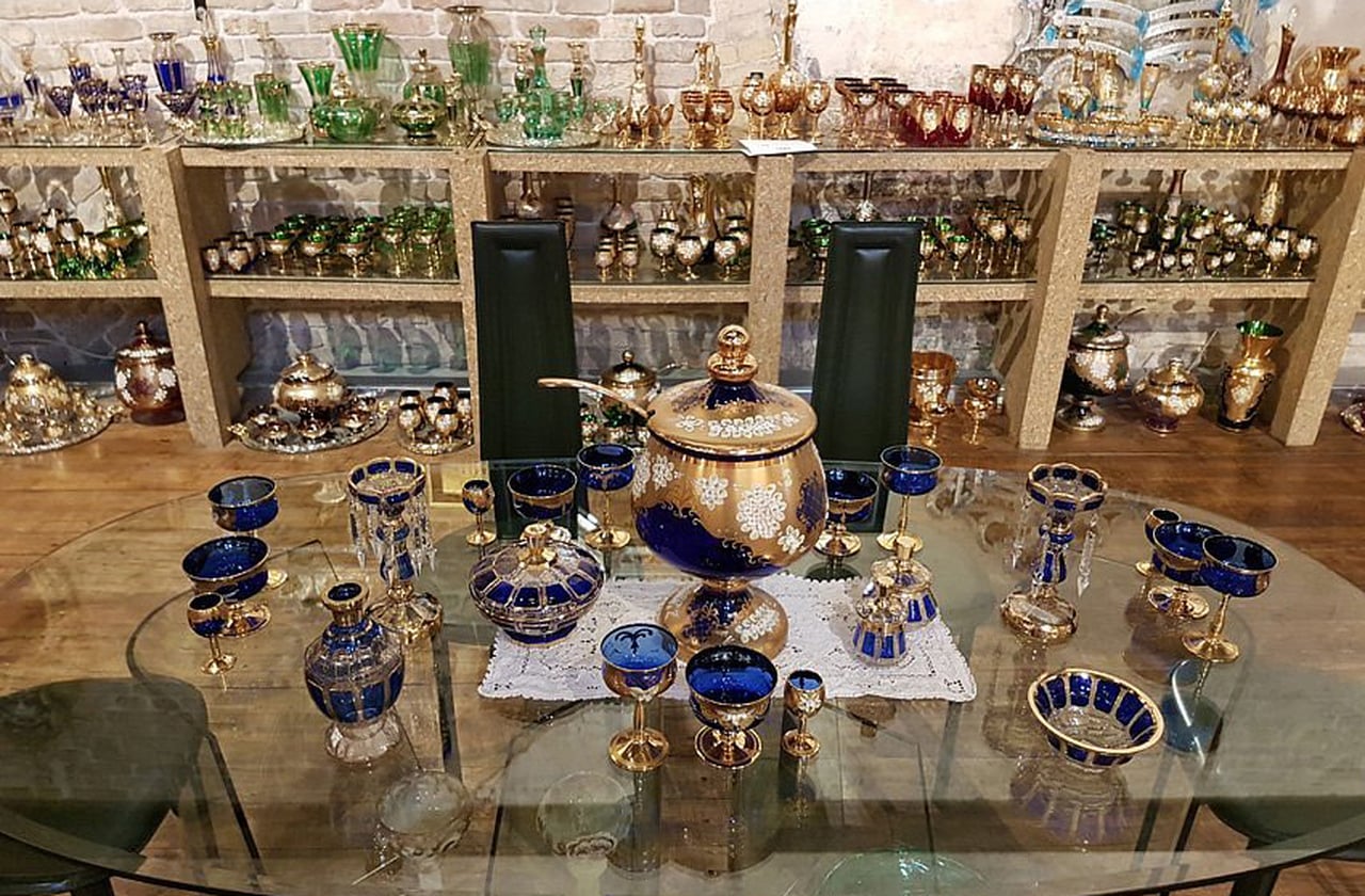 O vidro artístico sustenta a economia de Murano, gerando empregos e exportações. Oficinas familiares coexistem com marcas renomadas que vendem globalmente, corroborando para que o comércio fortaleça a identidade da ilha. O equilíbrio entre arte e mercado, aliás, é essencial para sua sobrevivência.