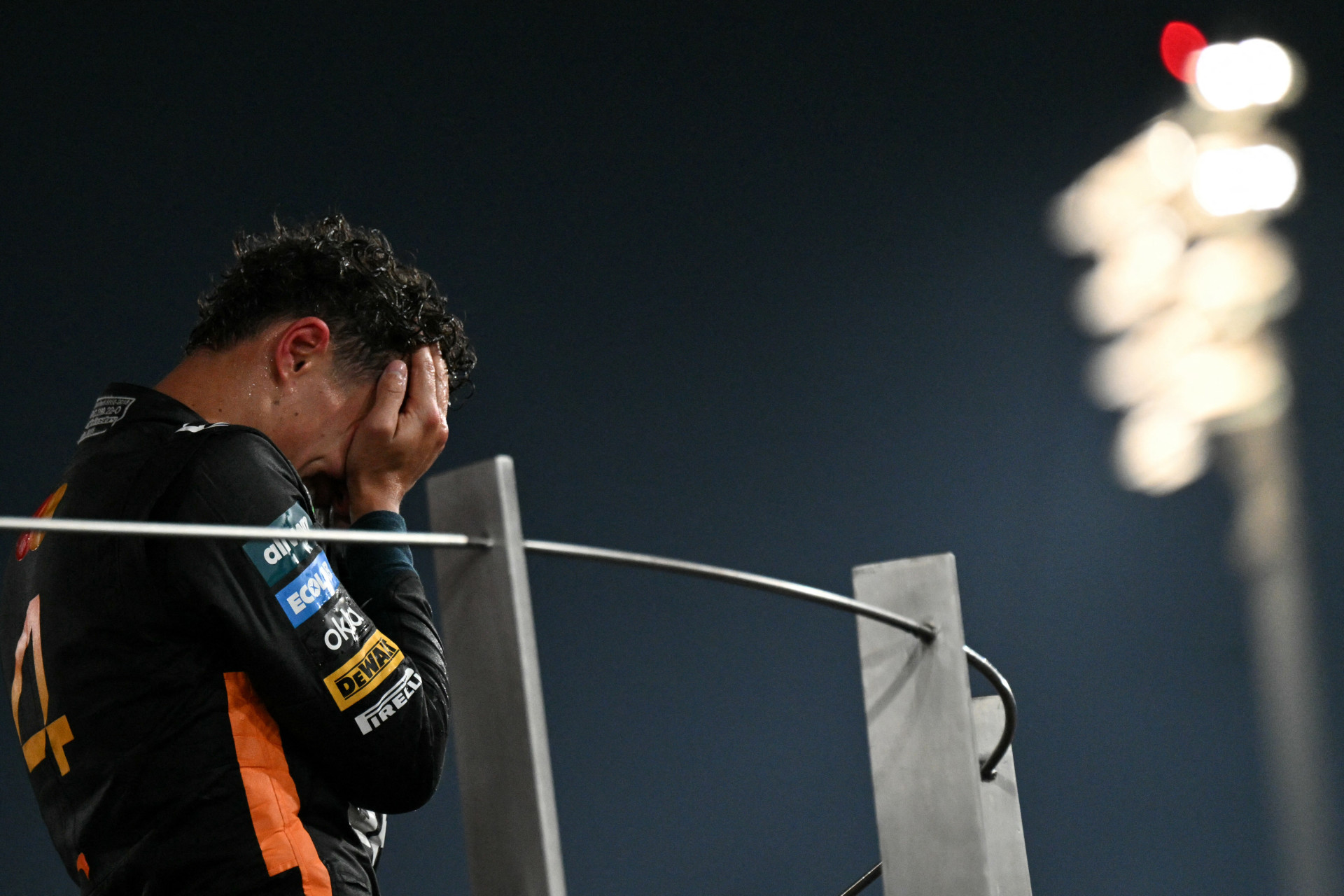 Lando Norris chora após conquistar o título mundial da Fórmula 1 (Foto: Andrej Isakovic / AFP)