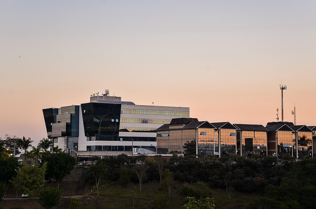 A infraestrutura urbana inclui rodovias, aeroporto regional e centros de inovação.
