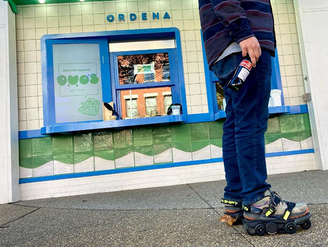 Com velocidade máxima de 11 km/h, o dispositivo torna o ato de caminhar mais rápido que correr em ritmo leve.
A proposta é unir conveniência urbana e tecnologia portátil, sem exigir esforço físico extra.
