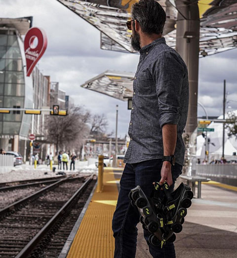 Os Moonwalkers são recarregáveis e têm autonomia de até 10 km por carga, dependendo do terreno.
O carregamento é feito por USB-C, e o equipamento pesa cerca de 1,9 kg por pé, equilibrando leveza e estabilidade.