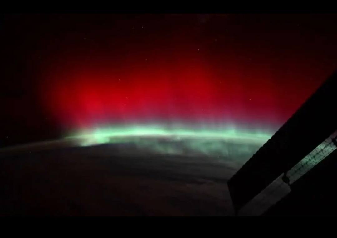 O astronauta Don Pettit, que está a bordo da Estação Espacial Internacional, fez um registro raro : uma aurora vermelha brilhando sobre a Terra. Ele disse que esse fenômeno de grande intensidade e nessa coloração só ocorre duas ou três vezes durante um período de seis meses de missão no espaço.