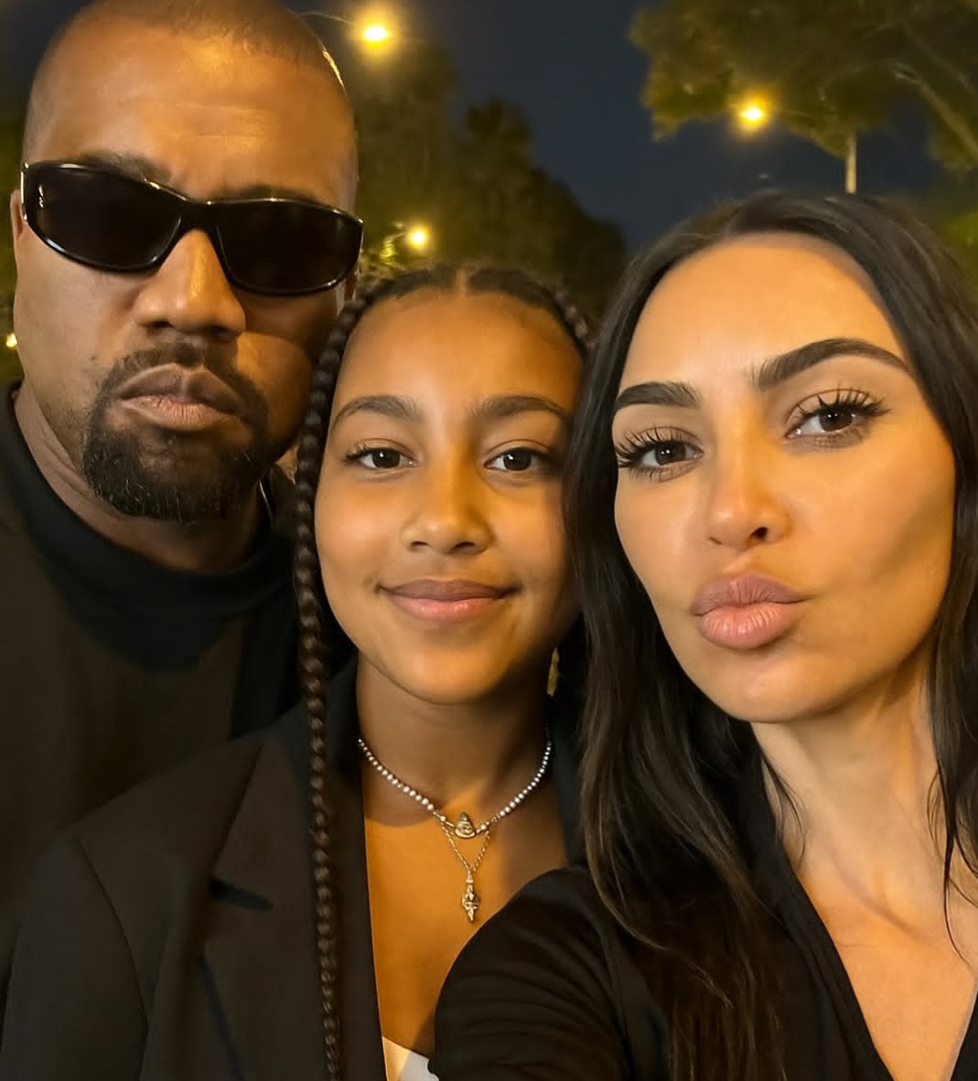 North West - Filha de Kim Kardashian e Kanye West. Em português significa Norte Oeste.