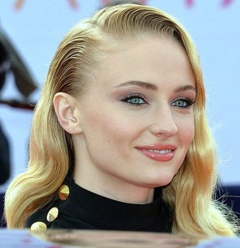 Sophie Turner – Embora seja britânica de nascença, a atriz, conhecida por viver Sansa em Game of Thrones, viveu nos Estados Unidos entre 2019 e 2024. Porém, após o fim de seu casamento com o cantor Joe Jonas, ela voltou ao Reino Unido.