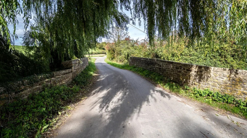 Mais de mil depois, o rei Athelstan — em sua grafia original — recebe uma homenagem especial: a inauguração do Athelstan Pilgrim Way, trilha de 160 quilômetros para ciclistas e caminhantes. O trajeto começa na Abadia de Malmesbury e conecta 36 igrejas em North Wiltshire, no interior do país.

