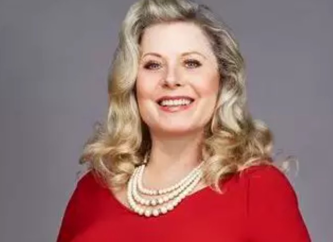 Não é o físico, é a postura. É a voz, é como você anda, como se coloca. Isso traz uma energia que atrai. As  pessoas falam: ‘Olha ela, linda, com mais de 70! Eu com 40 estou um bagulho (risos)’. Mas esse título de apelo físico deixou de ser um fardo pra mim, conta.