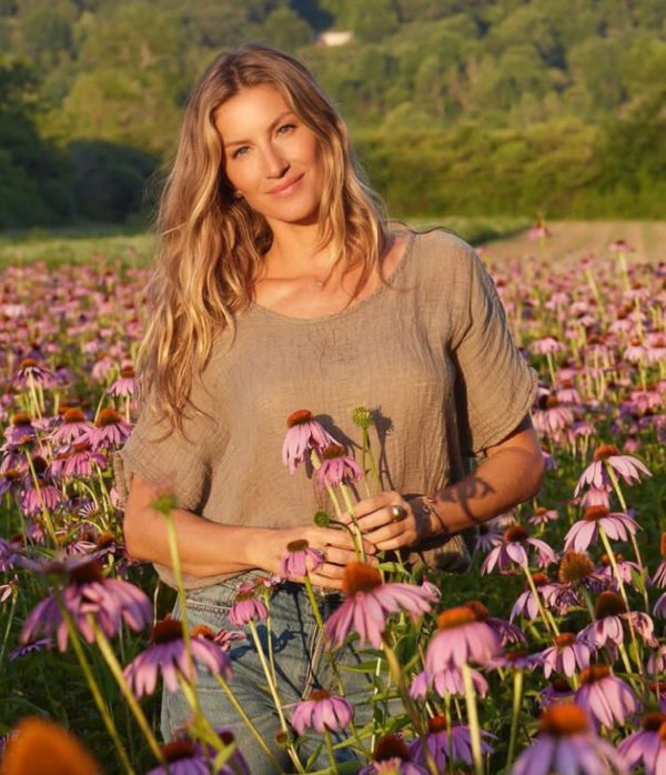 “Logo depois de completar 40 anos, na verdade, senti uma grande diferença entre quando bebia uma taça de vinho e quando não bebia uma taça de vinho”, disse Gisele, acrescentando que, ao parar de beber, ficou mais consciente e menos ansiosa. 