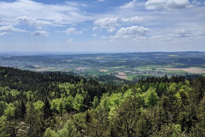 Podkrkonoší também é famosa por sua tradição artesanal, especialmente na produção de vidro, têxteis e madeira.