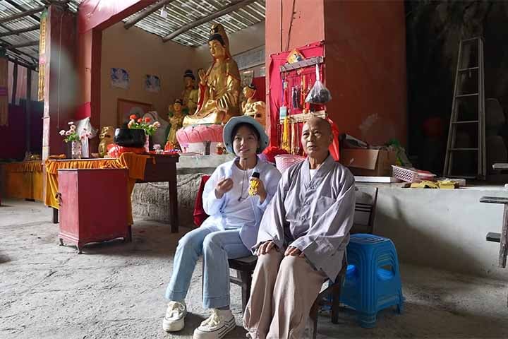 Uma monja que vive há mais de dez anos em uma caverna-templo de Guizhou, na China, chamou a atenção em vídeos compartilhados nas redes sociais. 
 