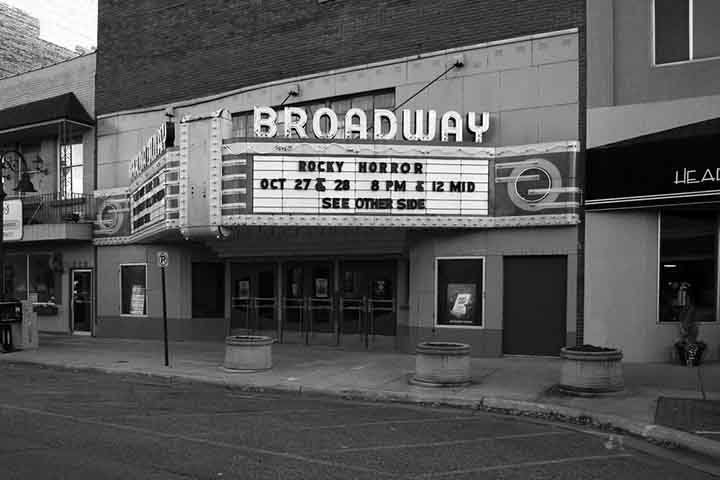 No entanto, sua história começou de forma bem mais modesta, há mais de um século. O teatro profissional em Nova York começou a se desenvolver no século 19, mas foi apenas no final desse período que o nome “Broadway” passou a associar-se ao glamour e ao sucesso. 
