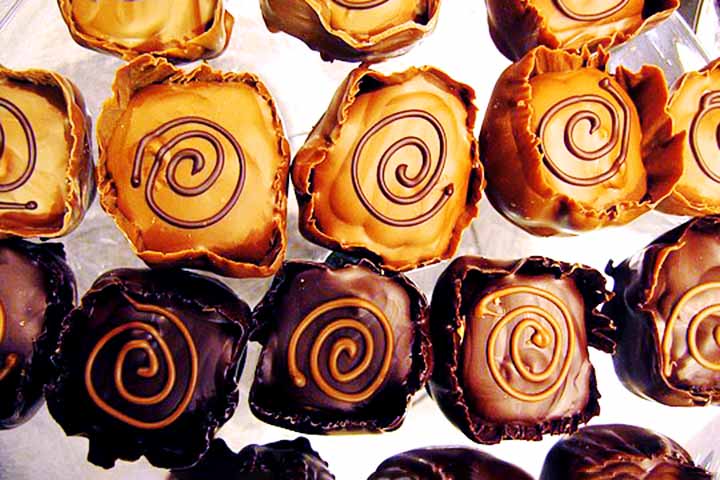 O valor do bombom, em muitos casos, é mais em conta, já que existem ingredientes com preços bem acessíveis e que deixam a sua produção mais barata. Afinal, são produzidos em grandes escalas, no caso das grandes marcas bombons que existem. 