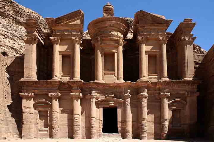 Entre elas, destaca-se o Monastério (Ad-Deir), uma estrutura monumental situada no alto das montanhas, acessível por uma trilha íngreme com mais de 800 degraus.