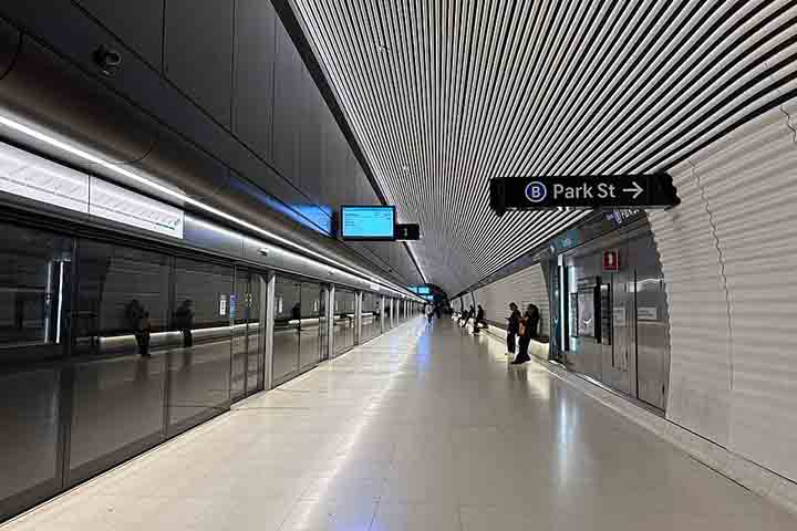 Suas entradas exibem a instalação The Underneath, composta por azulejos cerâmicos que remetem aos antigos túneis ferroviários e ao fluxo dos passageiros.