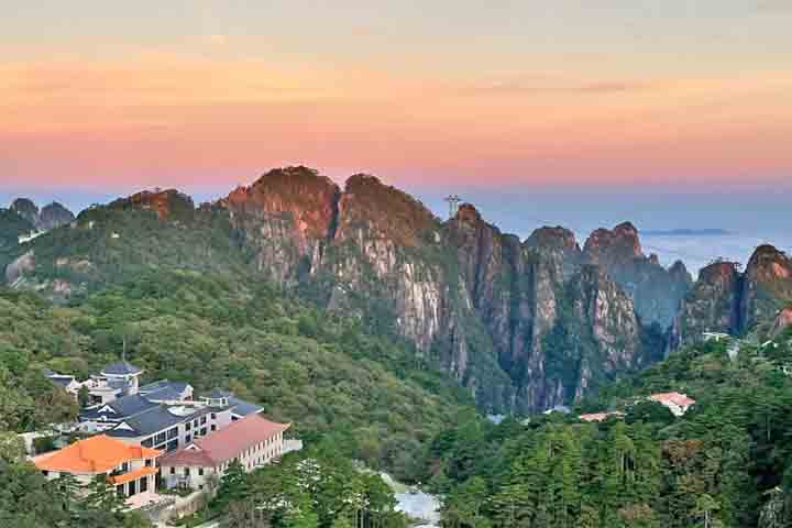 O Pico Tiandu, localizado em Huangshan, na China, é famoso ter uma das trilhas mais desafiadoras e perigosas do país.