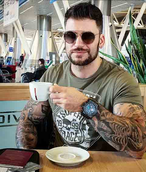 Ainda jovem, ele viveu em dois outros países - Inglaterra e Israel -, experiências que contribuíram para sua formação pessoal mesmo antes de ingressar no mundo da atuação. 
