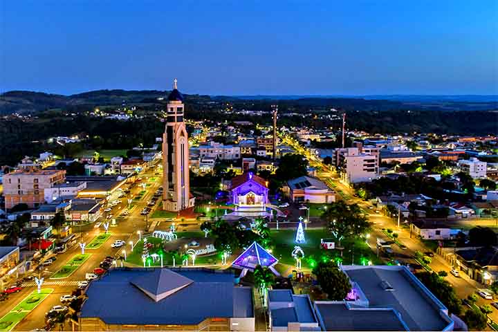 Ametista do Sul, como o próprio nome indica, construiu sua identidade a partir do brilho violeta que brota de seu subsolo. Não se trata apenas de um título simbólico.