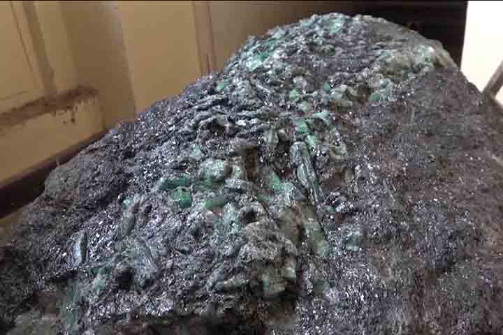 O presidente interino de Madagascar, que assumiu o poder em outubro, revelou a descoberta de uma pedra preciosa de 300 kg encontrada no palácio presidencial na capital, Antananarivo. 