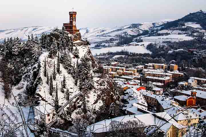 As ruas estreitas e arborizadas, como a Via degli Asini, preservam o charme histórico do local. Isso sem falar no azeite de oliva de alta qualidade produzido na região!