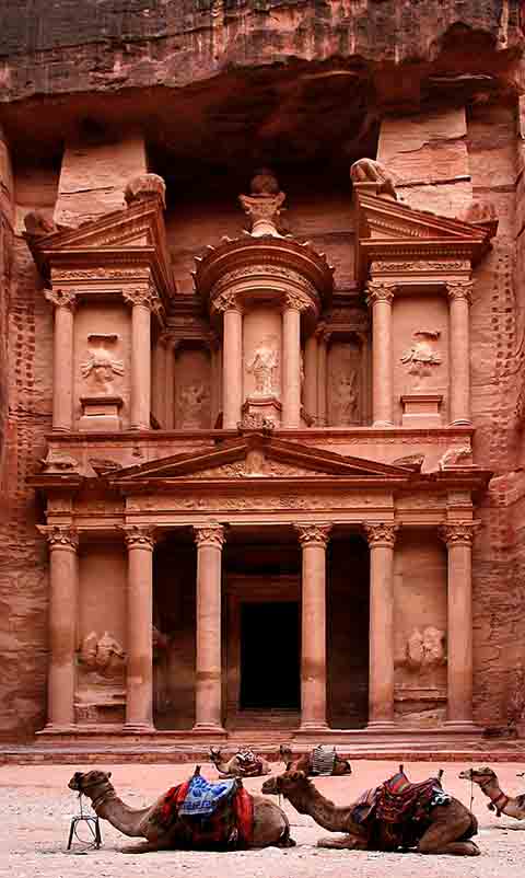 O momento mais aguardado da travessia acontece ao final do desfiladeiro, quando surge, majestosa e imponente, a fachada do Tesouro (Al-Khazneh), um dos ícones mais fotografados da Jordânia.