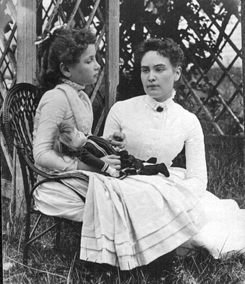 Bell sugeriu que os Keller buscassem orientação no Instituto Perkins para Cegos, em Boston. Foi ali que, em 1887, entrou na vida de Helen a figura que mudaria seu destino: a jovem professora Anne Mansfield Sullivan.
