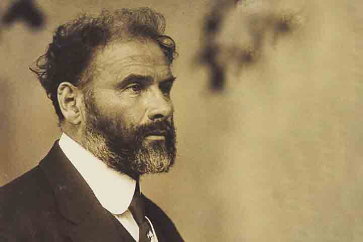 Ainda jovem, mostrou habilidade técnica acima da média e, aos 14 anos, foi aceito na prestigiada Escola de Artes Decorativas de Viena, onde começou a desenvolver o estilo que o tornaria uma das figuras centrais da chamada Secessão Vienense.
