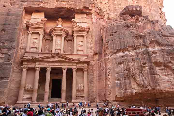 Embora seja conhecido como Tesouro, o verdadeiro propósito dessa construção ainda gera debates entre os arqueólogos. Muitos acreditam que se tratava de um túmulo real, enquanto lendas locais sugerem que ali estariam escondidas riquezas de antigos reis.