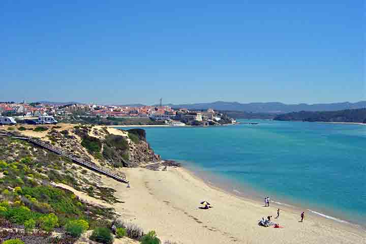 O clima é tipicamente mediterrâneo, com verões quentes e secos e precipitação concentrada nos meses de outubro a maio, o que influencia sua agricultura e modos de vida tradicionais. 
