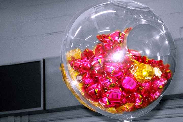 Sua produção cumpre, em geral, as seguintes etapas: derretimento do chocolate em barra, dosagem, informação, resfriamento (solidificação), desenformação, embalagem e armazenamento.