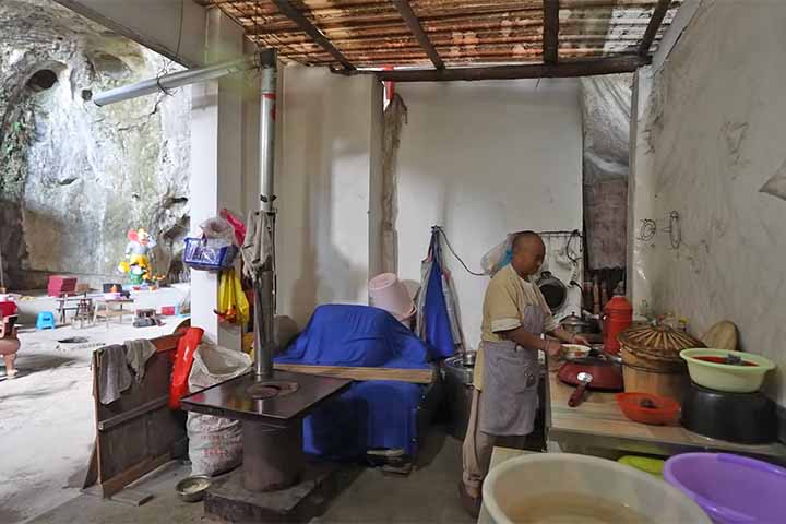 Vídeos em canais chineses, como o “Qingyunji”, popularizaram a imagem da religiosa, que realiza tarefas cotidianas no local.
