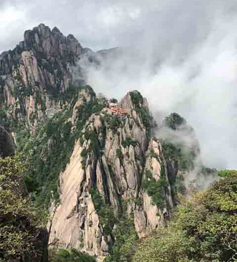 Apesar de tudo, a subida oferece paisagens espetaculares, como o famoso mar de nuvens que cobre as montanhas de Huangshan.