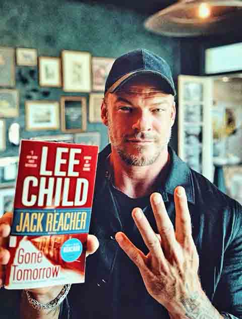 Segundo o “Yahoo Entertainment”, o ator precisou ganhar cerca de 14 quilos de massa muscular para dar vida ao imponente Jack Reacher, personagem anteriormente interpretado por Tom Cruise nas adaptações para o cinema. 
