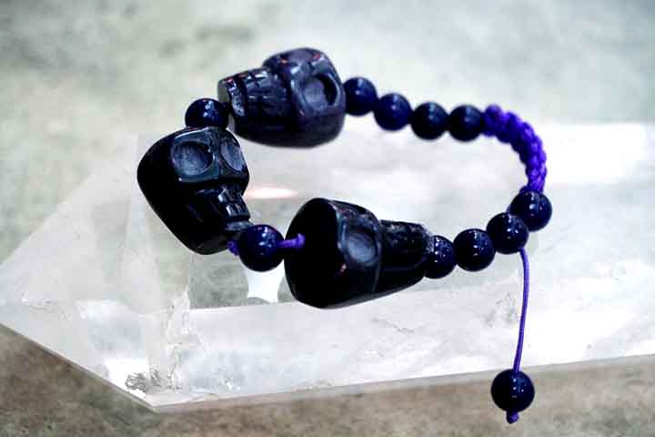 A relação entre a cidade e a pedra começou no início do século passado, quando agricultores locais, ao preparar o solo para o cultivo, encontraram pedras de coloração intensa e beleza singular.