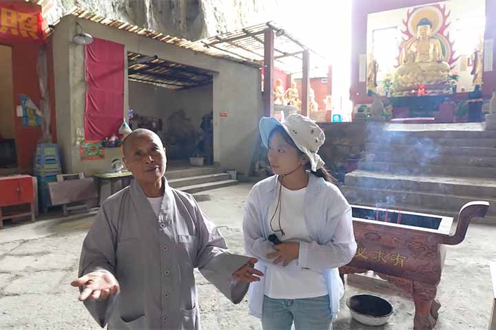 A peculiaridade do local é reforçada pela presença de uma monja idosa de 70 anos, conhecida como Mestra Shi.
