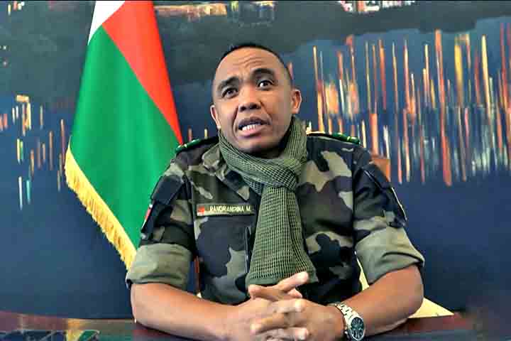 Ao chegarmos, descobrimos esse incrível tesouro nacional [...] Não sabemos por que ela foi trazida para cá, disse o coronel Michael Randrianirina. 