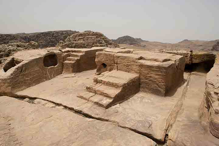 Outro ponto de grande interesse é o Altar dos Sacrifícios, um mirante natural que oferece uma vista ampla de Petra e das montanhas ao redor. Subir até lá permite aos visitantes observar a cidade do alto, imaginando como seria a vida naquela região há mais de dois mil anos.