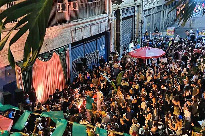 Entre esses espaços está a Destilaria Maravilha, conhecida pelos drinques artesanais e programação de DJs e shows, e o Solar dos Abacaxis, coletivo de arte que se instalou em uma fábrica de 1912. 
