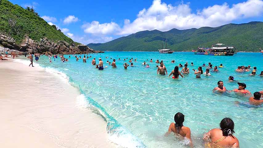 As Prainhas do Pontal do Atalaia são acessadas por uma icônica escadaria com vista deslumbrante. Formadas por duas praias que se unem na maré baixa, oferecem mar calmo e cristalino, digno de Caribe.