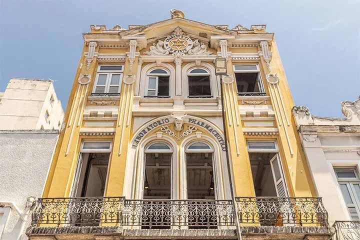 A Rua do Senado se destaca pela atmosfera que combina história e contemporaneidade. Seus casarões antigos, muitos deles preservados há mais de um século, convivem com bares tradicionais que ajudam a manter viva a memória cultural do bairro.
