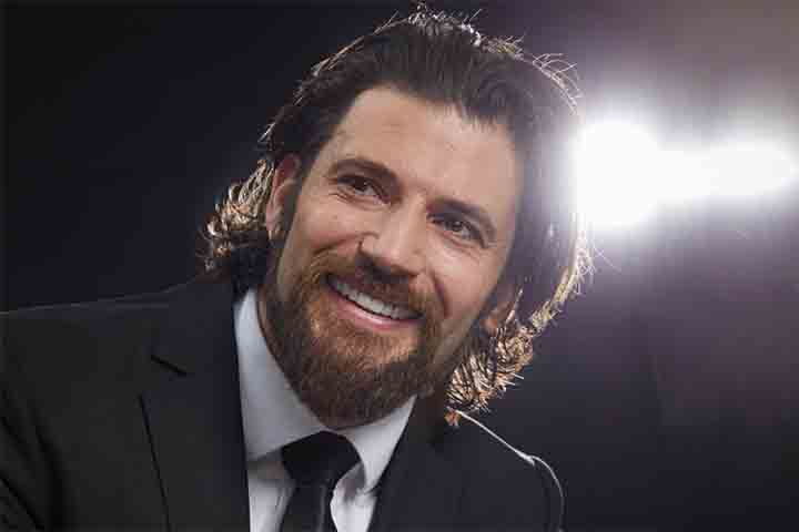 Durante os anos escolares, ele estudou na Mill Hill School, no Reino Unido, onde não mantinha aspirações específicas de se tornar ator, tampouco frequentava cursos de teatro. 
