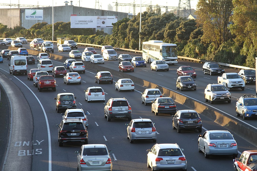 Entre os principais países com mão inglesa estão a Austrália e Nova Zelândia, na Oceania. Na imagem, uma rua em Auckland, na Nova Zelândia, uma das cidades que sediarão a Copa do Mundo Feminina, em 2023.  