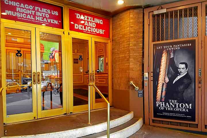 O impacto econômico é gigantesco. Segundo o Broadway League, a temporada 2023-2024 gerou mais de 1,8 bilhão de dólares em bilheteria e atraiu milhões de espectadores, boa parte deles turistas internacionais.
