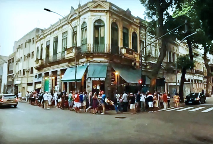 Entre esses símbolos está o Armazém Senado, fundado em 1907, que se tornou ponto de referência pelas rodas de samba aos sábados. É um ritual semanal que, segundo a Time Out, traduz parte essencial da identidade da rua e contribui para sua energia única.
